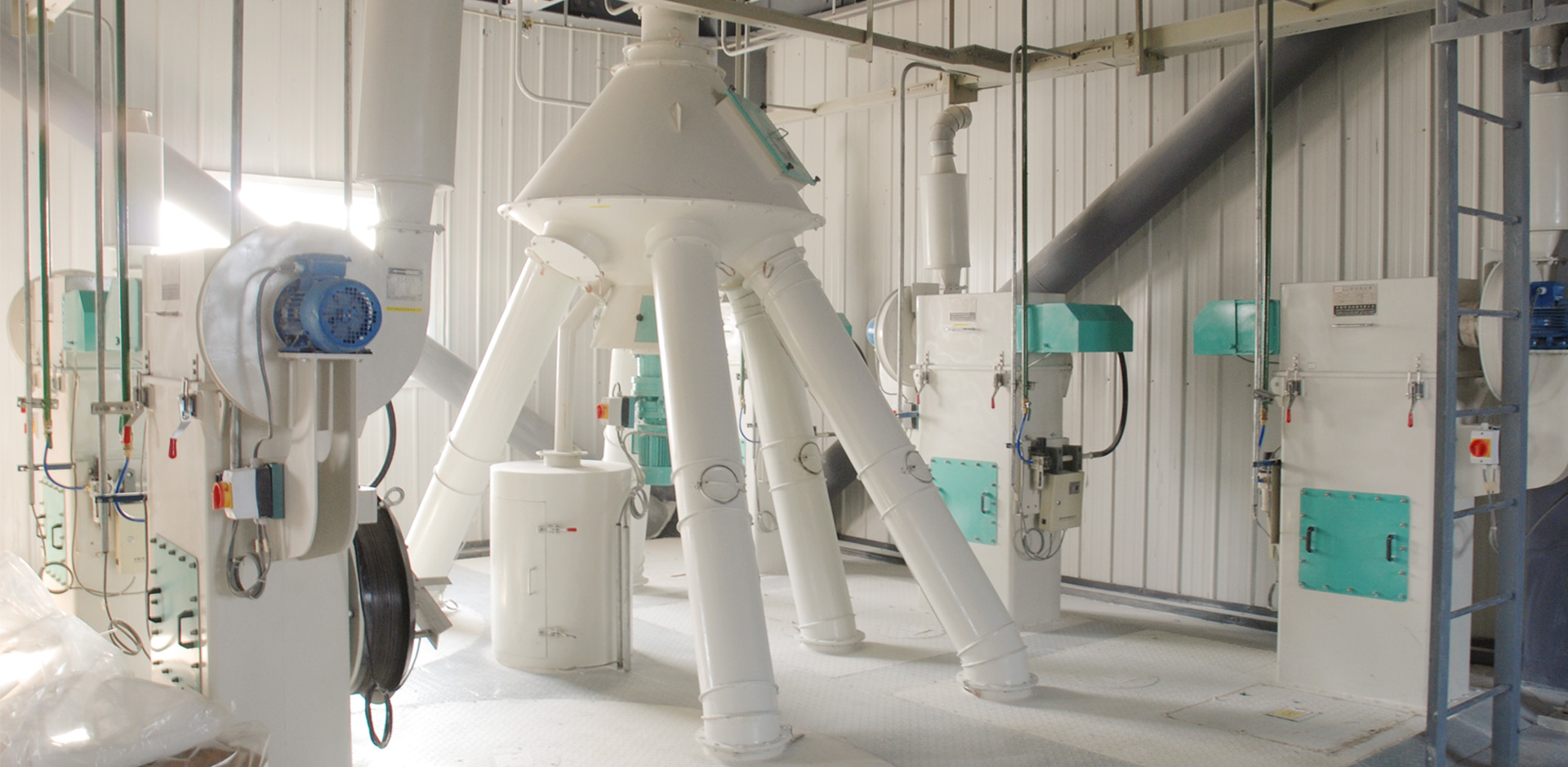 華飼特美 專注畜禽營養(yǎng)定制，引領(lǐng)飼料與有機(jī)肥料研發(fā)新風(fēng)尚